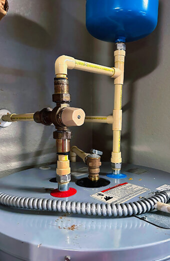 https://kelmscotthotwater.com.au/uploads/2025/06/electric-hot-water-system-73015.jpg