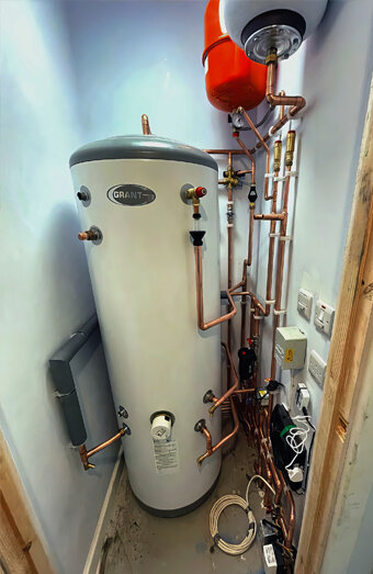 https://kelmscotthotwater.com.au/uploads/2025/06/gas-hot-water-system-11703.jpg
