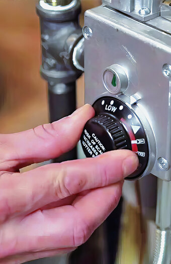 https://kelmscotthotwater.com.au/uploads/2025/06/hot-water-servicing-70418.jpg